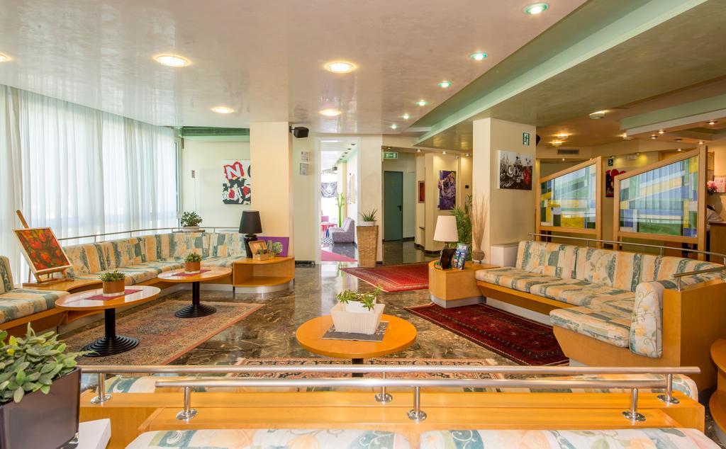 Hotel Nember Lido di Jesolo Buitenkant foto