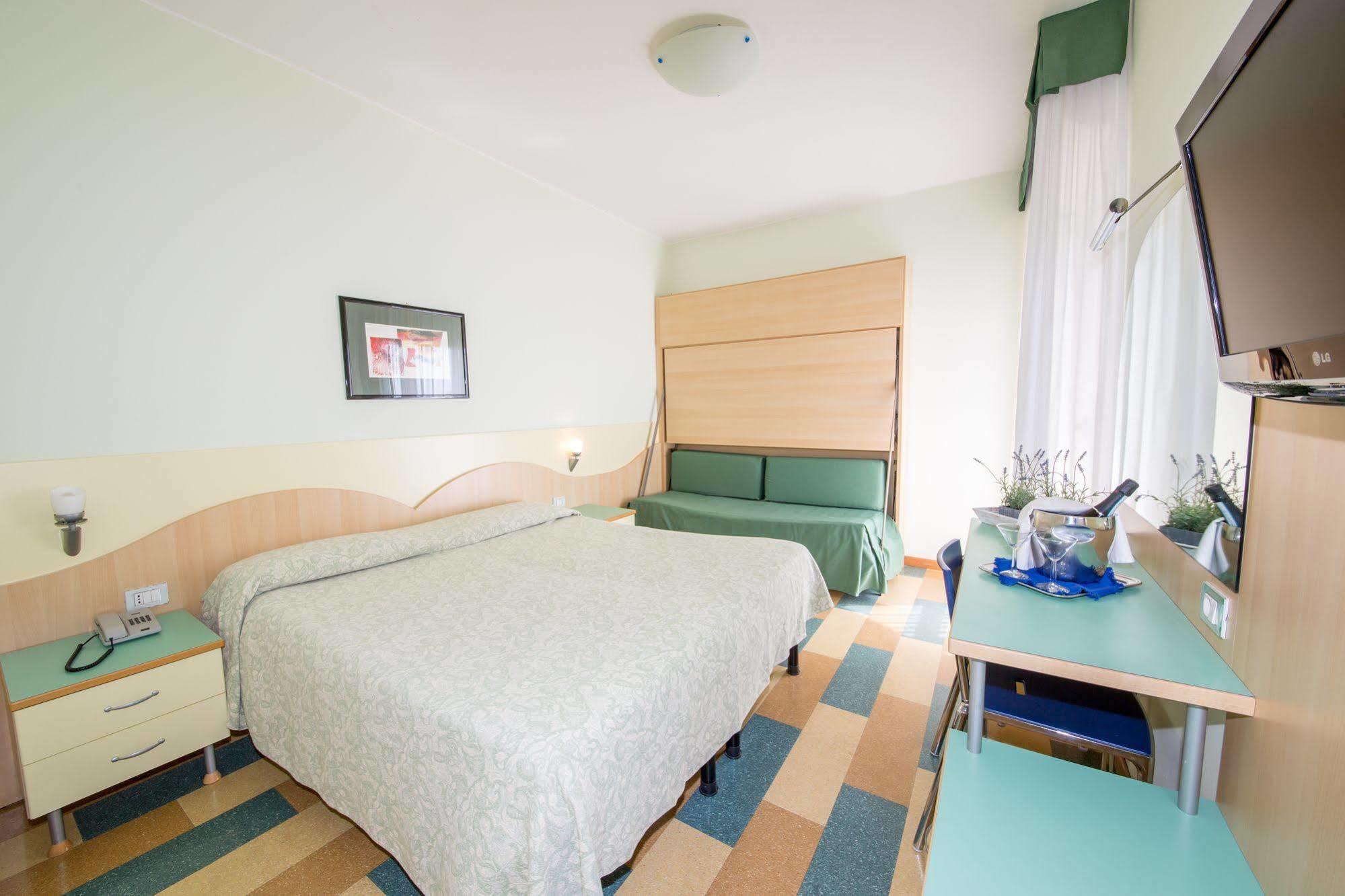 Hotel Nember Lido di Jesolo Buitenkant foto