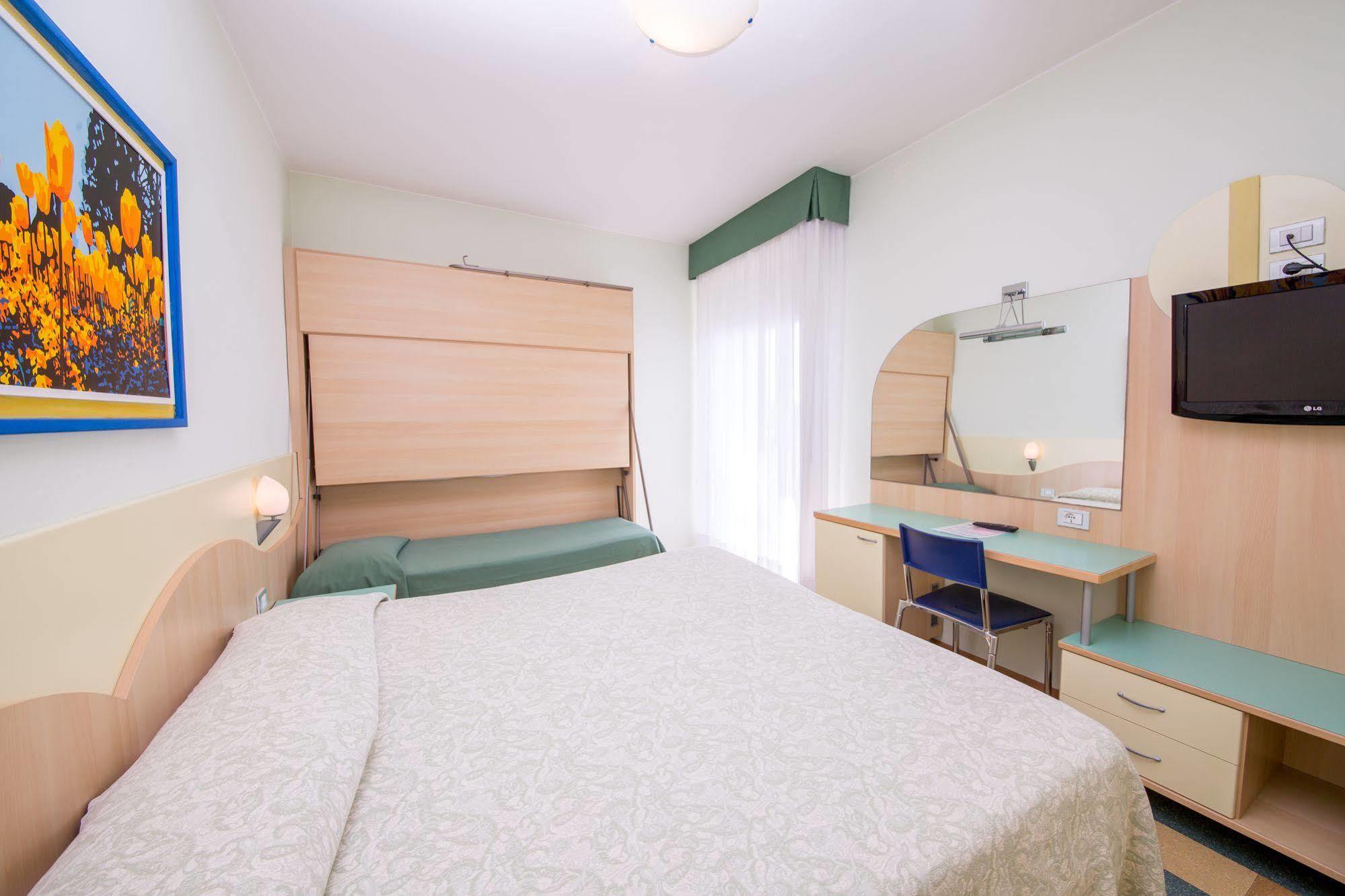 Hotel Nember Lido di Jesolo Buitenkant foto